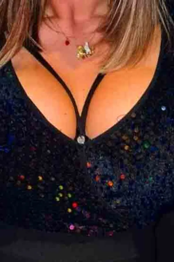 Summer showing off her cleavage 